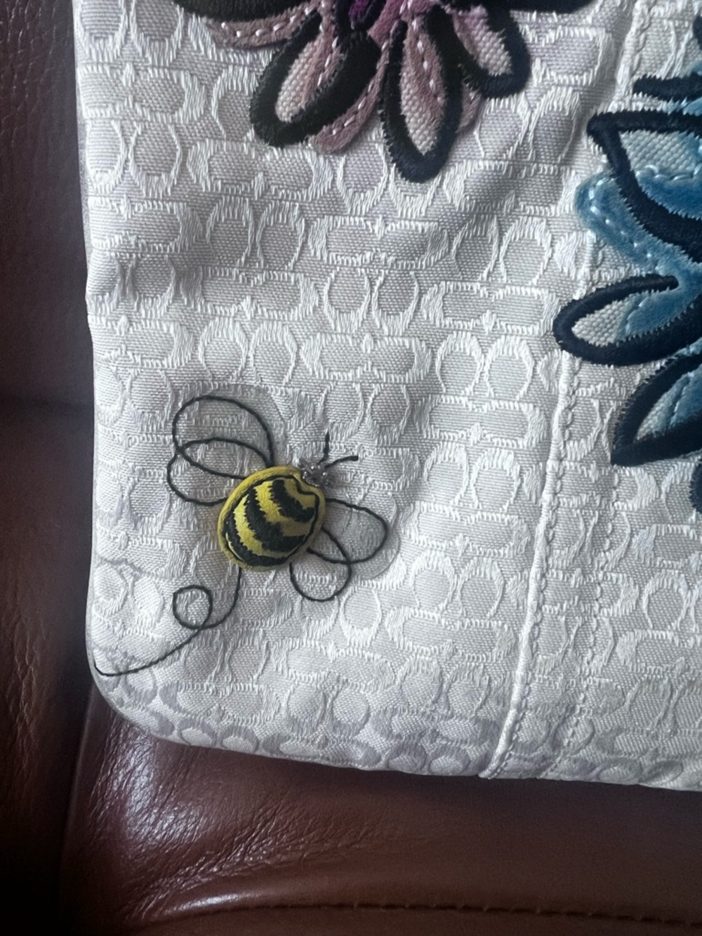 Coach mini c- RARE Floral Bee Embroidered Crossbody Bag - Picture 8 of 12